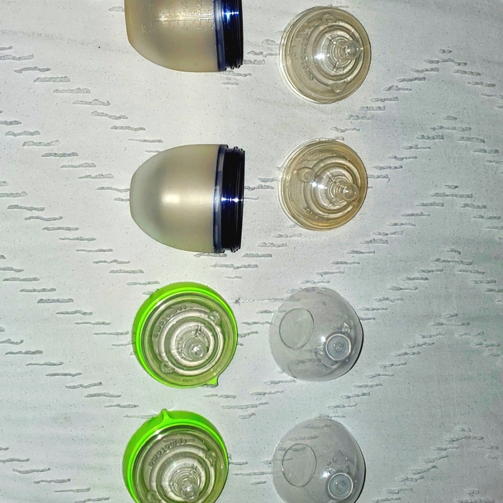 Comotomo 2 bottles 5 oz with nipples #1 and #2 for each one.